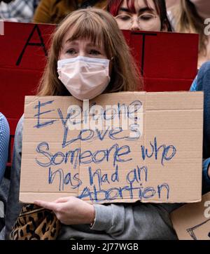 6 mai 2022, Boston, Massachusetts États-Unis: Le démonstrateur tient signe tout le monde aime quelqu'un qui a eu un avortement pendant le rallye sur le droit à l'avortement à Copley Square après la fuite d'un projet d'opinion de la majorité écrit par le juge Samuel Aito, Se préparer à ce qu'une majorité de la Cour renverde l'arrêt Roe c. Wade, qui fait date plus tard dans l'année, à Boston. Credit: Keiko Hiromi/AFLO/Alay Live News Banque D'Images