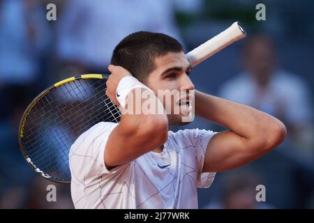(220507) -- MADRID, le 7 mai 2022 (Xinhua) -- Carlos Alcaraz, d'Espagne, réagit après avoir remporté le quart de finale des célibataires hommes entre Rafael Nadal, d'Espagne, et son compatriote Carlos Alcaraz à l'ouverture de Madrid, Espagne, le 6 mai 2022. (Xinhua/Meng Dingbo) Banque D'Images