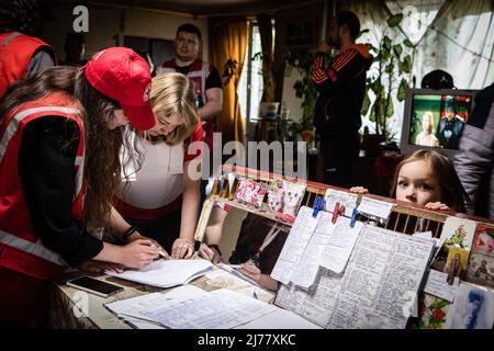 26 avril 2022, Kharkiv, Kharkivs'ka Oblast', Ukraine: Un enfant attend la distribution de l'aide humanitaire par la Croix-Rouge dans un immeuble à Kharkiv. Malgré les bombardements constants des troupes russes qui encerclent la ville de Kharkiv, les professionnels de la santé et les bénévoles de la Croix-Rouge ont poursuivi leurs travaux de 24/7 pour sauver des vies et aider les personnes dans le besoin. (Image de crédit : © Alex Chan TSZ Yuk/SOPA Images via ZUMA Press Wire) Banque D'Images