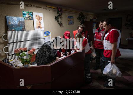 26 avril 2022, Kharkiv, Kharkivs'ka Oblast'', Ukraine: Velievaa (22) et ses collègues livrent l'aide humanitaire à un immeuble d'appartements à Kharkiv. Malgré les bombardements constants des troupes russes qui encerclent la ville de Kharkiv, les professionnels de la santé et les bénévoles de la Croix-Rouge ont poursuivi leurs travaux de 24/7 pour sauver des vies et aider les personnes dans le besoin. (Image de crédit : © Alex Chan TSZ Yuk/SOPA Images via ZUMA Press Wire) Banque D'Images