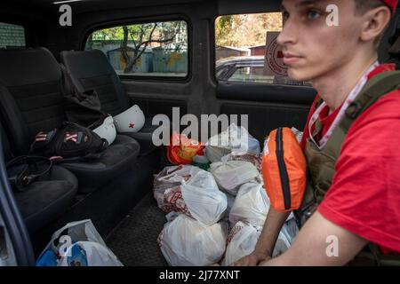 26 avril 2022, Kharkiv, Kharkivs'ka Oblast'', Ukraine: Des piles d'aide humanitaire vues dans un véhicule de transport de la Croix-Rouge à Kharkiv. Malgré les bombardements constants des troupes russes qui encerclent la ville de Kharkiv, les professionnels de la santé et les bénévoles de la Croix-Rouge ont poursuivi leurs travaux de 24/7 pour sauver des vies et aider les personnes dans le besoin. (Image de crédit : © Alex Chan TSZ Yuk/SOPA Images via ZUMA Press Wire) Banque D'Images