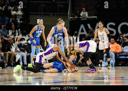 Brittney Sykes (15 Los Angeles Sparks) et Nneka Ogwumike (30 Los Angeles Sparks) tentent de voler la balle pendant le match de basket-ball WNBA entre le Chicago Sky et Los Angeles Sparks le vendredi 6th mai 2022 à Wintrust Arena, Chicago, États-Unis. (PAS D'UTILISATION COMMERCIALE) Shaina Benhiyoun/SPP Banque D'Images