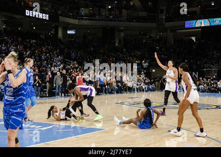 Jordin Canada (21 Los Angeles Sparks) est fouillé à la fin de la réglementation pendant le match de basket-ball WNBA entre le Chicago Sky et Los Angeles Sparks le vendredi 6th mai 2022 à Wintrust Arena, Chicago, États-Unis. (PAS D'UTILISATION COMMERCIALE) Shaina Benhiyoun/SPP Banque D'Images