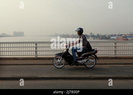 Automobiliste sur le pont de Chrong Changvar en traversant la rivière Tonle SAP à Phnom Penh, au Cambodge. Banque D'Images