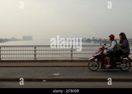 Les automobilistes qui traversent le pont Chrong Changvar en traversant la rivière Tonle SAP à Phnom Penh, au Cambodge. Banque D'Images