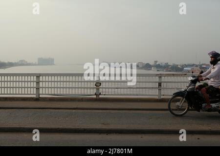 Automobiliste sur le pont de Chrong Changvar en traversant la rivière Tonle SAP à Phnom Penh, au Cambodge. Banque D'Images