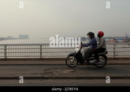 Les automobilistes qui traversent le pont Chrong Changvar en traversant la rivière Tonle SAP à Phnom Penh, au Cambodge. Banque D'Images