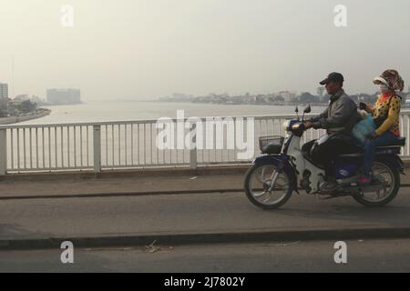 Les automobilistes qui traversent le pont Chrong Changvar en traversant la rivière Tonle SAP à Phnom Penh, au Cambodge. Banque D'Images