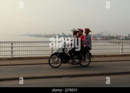 Les automobilistes qui traversent le pont Chrong Changvar en traversant la rivière Tonle SAP à Phnom Penh, au Cambodge. Banque D'Images