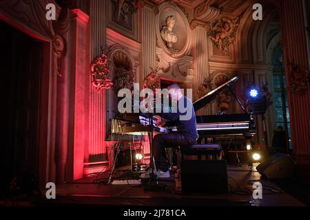 5 mai 2022, Turin, Italie: Eurovision off Davide ''BOOSTA'' Dileo - la séance de piano de poste. Un poste de piano - rock dans le centre et tout autour de la somptueuse salle d'honneur de la Palazzina di Caccia di Stupinigi, l'une des inventions Juvarra les plus spectaculaires. (Credit image: © Tonello Abozzi/Pacific Press via ZUMA Press Wire) Banque D'Images