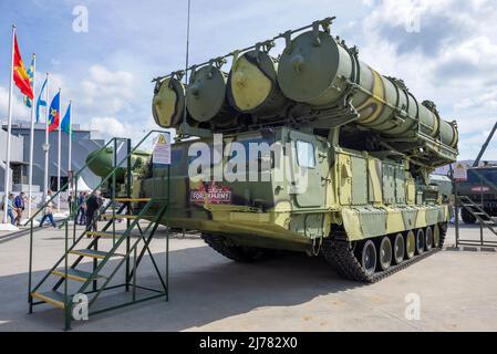 RÉGION DE MOSCOU, RUSSIE - 25 AOÛT 2020 : gros plan du lanceur 9A83 du système de missiles antiaériens S-300V. Forum militaire-technique international Banque D'Images