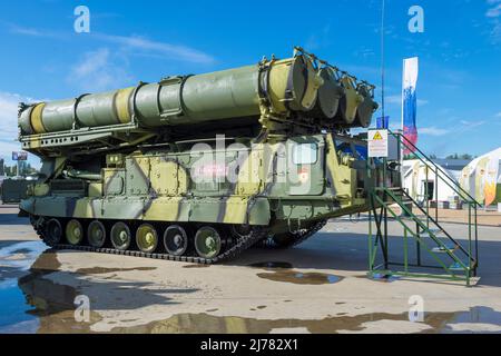 RÉGION DE MOSCOU, RUSSIE - 27 AOÛT 2020 : lanceur 9A83 du système de missiles antiaériens S-300V dans l'exposition du parc Patriot. Milita internationale Banque D'Images