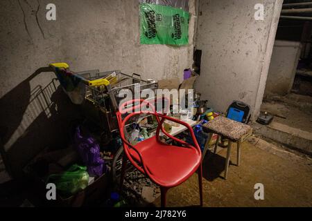 28 avril 2022, Kharkiv, Kharkivs'ka Oblast'', Ukraine: Nourriture et produits de première nécessité placés dans un panier dans un bunker souterrain dans le sud-est de Kharkiv. Les citoyens de Kharkiv ont été contraints d’adopter une nouvelle vie souterraine dans des bunkers sans électricité ni eau, la deuxième plus grande ville d’Ukraine étant désormais confrontée à une menace constante de bombardements et de frappes aériennes russes. Les citoyens de Kharkiv ont été contraints d’adopter une nouvelle vie souterraine dans des bunkers sans électricité ni eau. La deuxième plus grande ville d'Ukraine est maintenant confrontée à la menace constante des bombardements et des frappes aériennes russes. (CRED Banque D'Images