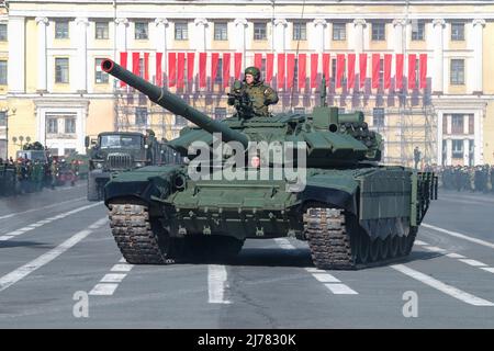 SAINT-PÉTERSBOURG, RUSSIE - 28 AVRIL 2022 : le char russe principal T-72B3 sur la répétition du défilé militaire en l'honneur du jour de la victoire, un jour ensoleillé Banque D'Images