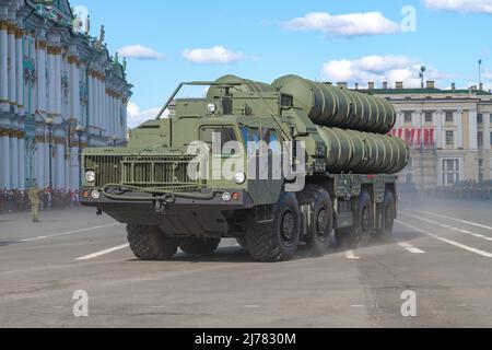 ST. PETERSBOURG, RUSSIE - 28 AVRIL 2022 : le lanceur du système de missiles antiaériens S-400 Triumph sur la place du Palais. Répétition de l'ap militaire Banque D'Images