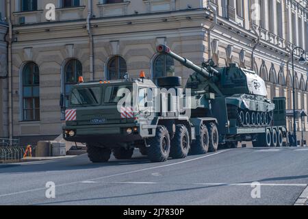 SAINT-PÉTERSBOURG, RUSSIE - 28 AVRIL 2022 : le transporteur lourd BAZ-6403 transporte une unité d'artillerie automotrice de Msta-S. Banque D'Images