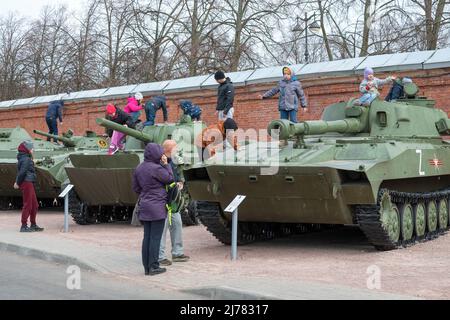 KRONSTADT, RUSSIE - 01 MAI 2022 : des enfants jouent sur des équipements militaires dans le parc Patriot Banque D'Images