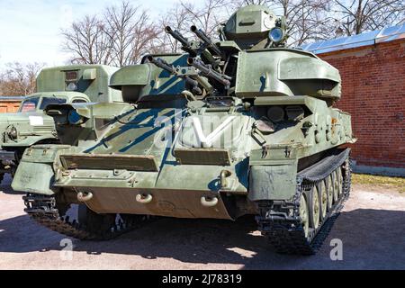 KRONSTHADT, RUSSIE - 01 MAI 2022 : canon automoteur antiaérien soviétique ZSU-23-4 'Shilka' en gros plan le jour ensoleillé de mai. L'amirauté de Pierre le Grand Banque D'Images