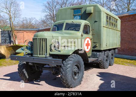 KRONSHTADT, RUSSIE - 01 MAI 2022 : ancienne ambulance soviétique ZIL-157 gros plan par temps ensoleillé. Amirauté de Pierre le Grand, Parc Patriot Banque D'Images