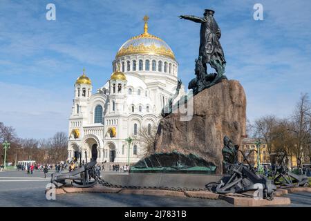 KRONSHTADT, RUSSIE - 01 MAI 2022 : monument au commandant naval russe S. O. La cathédrale navale de Makarov et de Saint-Nicolas le jour ensoleillé de mai. Kronstadt Banque D'Images