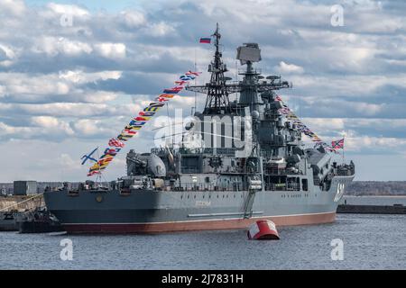 KRONSHTADT, RUSSIE - 01 MAI 2022 : vue du destroyer amarré 'Bespokoyny' sur un ciel nuageux le jour de mai Banque D'Images