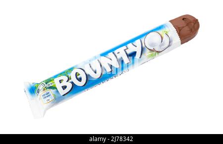 Ukraine, Kiev - 04 novembre 2021: Bounty chocolat bar.Prise de vue en studio, isolée sur fond blanc.Le fichier contient un chemin d'écrêtage. Banque D'Images