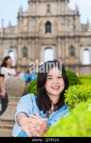 Les touristes asiatiques voyagent en face de l'architecture historique de l'église Saint-Paul à macao, en Chine Banque D'Images