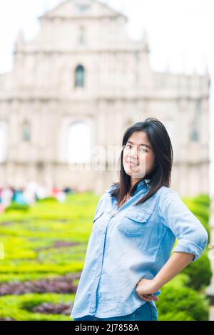 Les touristes asiatiques voyagent en face de l'architecture historique de l'église Saint-Paul à macao, en Chine Banque D'Images