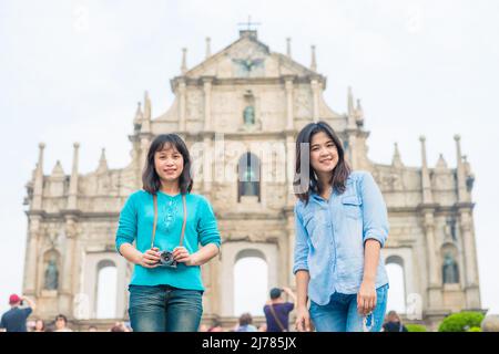 Les touristes asiatiques voyagent en face de l'architecture historique de l'église Saint-Paul à macao, en Chine Banque D'Images