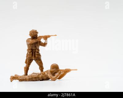 sélection foyer marron réplique jouet soldats parachutistes américains , sniper couché et debout Banque D'Images