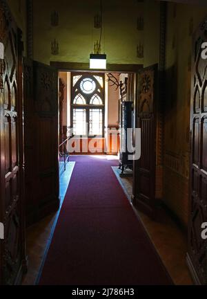 Un couloir dans un château médiéval à l'origine. Il est décoré dans le 19th siècle Banque D'Images