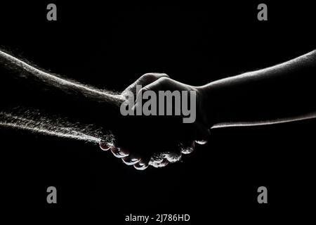 Poignée de main entre les deux partenaires, accord. Sauvetage des mains de sexe masculin. Poignée de main amicale, salutation des amis, amitié. Sauvetage, geste d'aide ou mains Banque D'Images