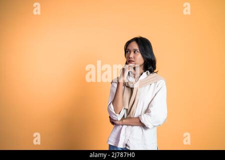 belle femme sur fond isolé avec une expression réfléchie Banque D'Images