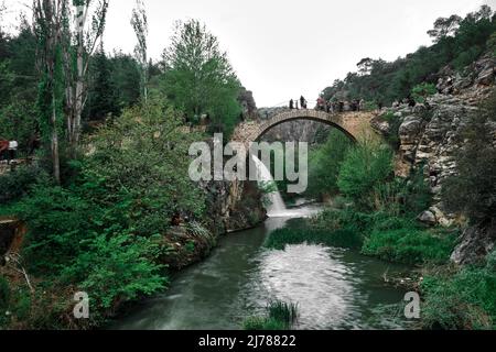 02.05.2022. Usak. Turquie Clandras Cilandiras Pont à Karahalli Turquie, exposition longue et photo sélective de l'ancien pont et de la cascade Banque D'Images