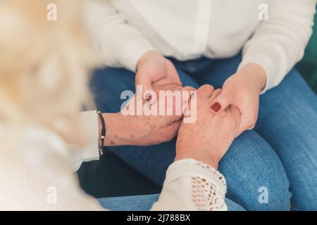 gros plan sur les mains de maman et de dauhter, tenant l'un l'autre, jolie photo. Photo de haute qualité Banque D'Images
