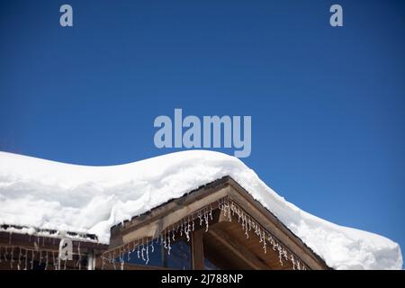 Toit de la maison recouvert de neige. Hôtel dans station de ski de montagne. La structure est élevée en montagne. Beaucoup de neige autour de la cabine. Banque D'Images