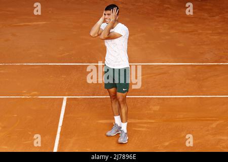 Carlos Alcaraz d'Espagne réagit après avoir gagné contre Rafael Nadal d'Espagne pendant le tournoi de tennis Mutua Madrid Open 2022 le 6 mai 2022 au stade Caja Magica à Madrid, Espagne - photo: Irina R Hipolito/DPPI/LiveMedia Banque D'Images