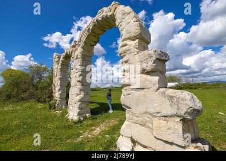 Les arches de Burnum, les ruines des arches romaines de Burnum, Croatie Banque D'Images