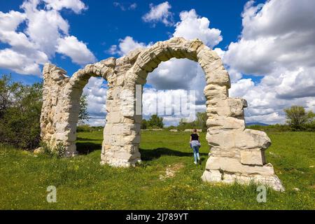 Les arches de Burnum, les ruines des arches romaines de Burnum, Croatie Banque D'Images