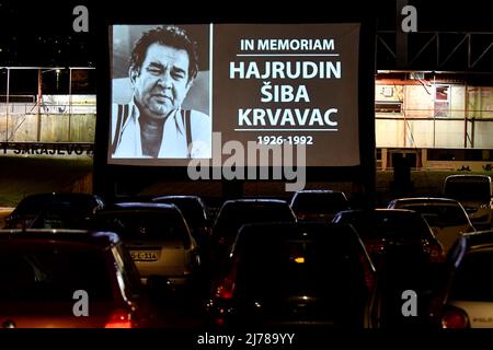 (220507) -- SARAJEVO, 7 mai 2022 (Xinhua) -- Une photo du réalisateur Hajrudin Siba Krvavac est vue à l'écran au début du film Valter (Walter) défend Sarajevo dans un cinéma drive-in à Sarajevo, Bosnie-Herzégovine (BiH) le 6 mai 2022. La capitale bosniaque Sarajevo a fait de son film culte de la Seconde Guerre mondiale Valter (Walter) la défense de Sarajevo un retour au public en organisant une projection gratuite dans un cinéma drive-in vendredi, une action marquant le 50th anniversaire de ce film autrefois populaire dans le monde entier. (Photo de Nedim Grabovica/Xinhua) Banque D'Images