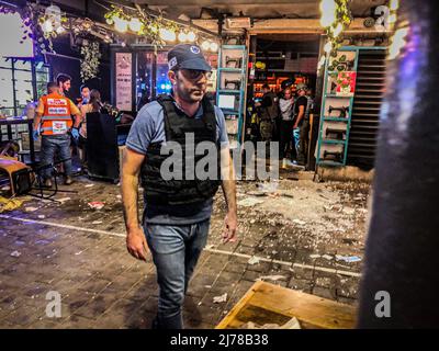 7 avril 2022, tel Aviv, Israël: Un policier israélien sur un site de tir quelques instants après l'attaque à un bar de la rue Dizengoff à tel Aviv. Deux personnes ont été tuées et dix ont été blessées jeudi soir après qu'un tireur ait ouvert le feu dans le centre de tel Aviv, le dernier d'une série d'attaques terroristes mortelles à travers Israël. L'assaillant a été abattu à Jaffa tôt vendredi matin. Les deux hommes tués étaient âgés de 27 et 28 ans. (Credit image: © Eyal Warshavsky/SOPA Images via ZUMA Press Wire) Banque D'Images
