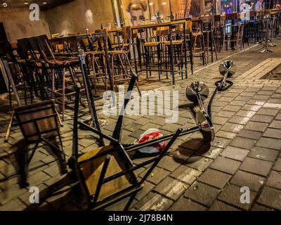 7 avril 2022, tel Aviv, Israël: Tabourets de bar vides quelques instants après une attaque de tir à un bar de la rue Dizengoff à tel Aviv. Deux personnes ont été tuées et dix ont été blessées jeudi soir après qu'un tireur ait ouvert le feu dans le centre de tel Aviv, le dernier d'une série d'attaques terroristes mortelles à travers Israël. L'assaillant a été abattu à Jaffa tôt vendredi matin. Les deux hommes tués étaient âgés de 27 et 28 ans. (Credit image: © Eyal Warshavsky/SOPA Images via ZUMA Press Wire) Banque D'Images