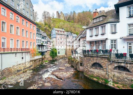 Vue pittoresque sur les maisons allemandes à colombages le long de la rivière Ruhr dans la ville historique de Monschau, Allemagne Banque D'Images