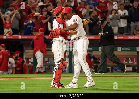 Le pichet de secours des Anges de Los Angeles, Raisel Iglesias (32) et le catcher Kurt Suzuki (24) célèbrent après une victoire lors d'un match de MLB contre Washington Banque D'Images