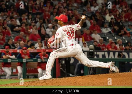 Le pichet de secours des Anges de Los Angeles, Raisel Iglesias (32), lance lors d'un match de MLB contre les ressortissants de Washington, le vendredi 6 mai 2022, à Angel Stadiu Banque D'Images