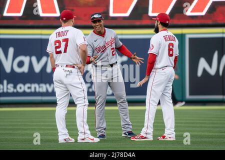 Juan Soto (22 ans) a eu une conversation avec Mike Trout (27 ans), le défenseur du centre des Anges de Los Angeles, et Anthony R. Banque D'Images