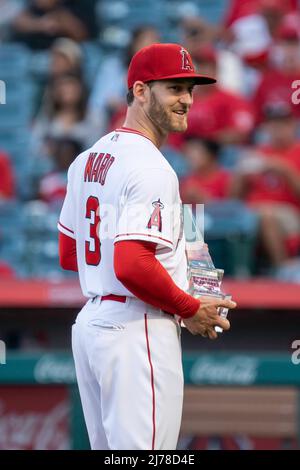 Taylor Ward (3), le défenseur droit des Angels de Los Angeles, reçoit le prix du joueur américain de la semaine lors d'un match de la MLB contre la nation Washington Banque D'Images