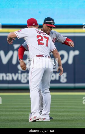 Les ressortissants de Washington ont quitté le terrain Juan Soto (22) accueille le joueur du centre des Anges de Los Angeles Mike Trout (27) lors d'un match de la MLB, le vendredi 6 mai 2022, à A Banque D'Images