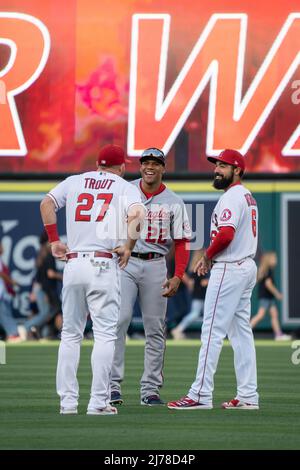 Juan Soto (22 ans) a eu une conversation avec Mike Trout (27 ans), le défenseur du centre des Anges de Los Angeles, et Anthony R. Banque D'Images