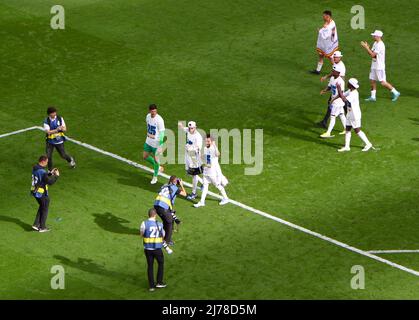 Post Real Madrid v Espanyol les célébrations de match avec Marcelo Vieira et Karim Benzema portant la coupe de ligue espagnole 30 avril 2022 Madrid Espagne Banque D'Images